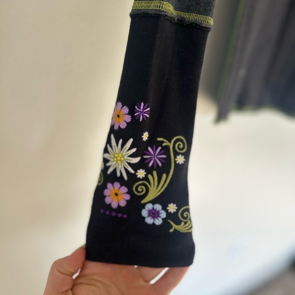 Alp N Rock Vail Henley Top Edelweiss Floral Accents - Picture 3 of 8